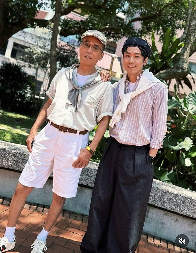 張瑞夫（右）感謝爸爸辛苦拉拔他和弟弟長大、擁有良好的學習環境。翻攝reefchang IG