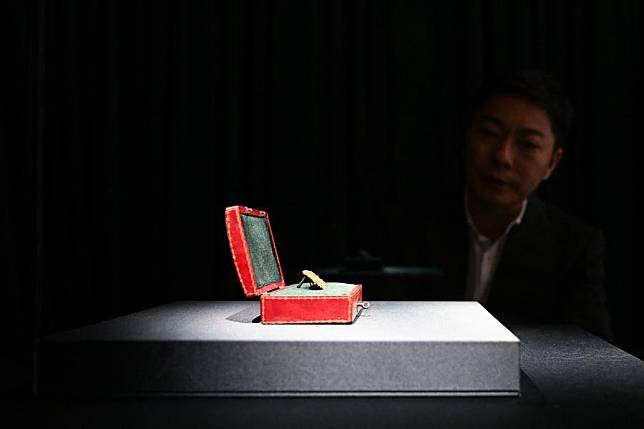 A visitor views a product at the booth of V MUSE at the Consumer Goods Exhibition Area during the seventh China International Import Expo (CIIE) in east China's Shanghai, Nov. 7, 2024. (Xinhua/Xin Yuewei)