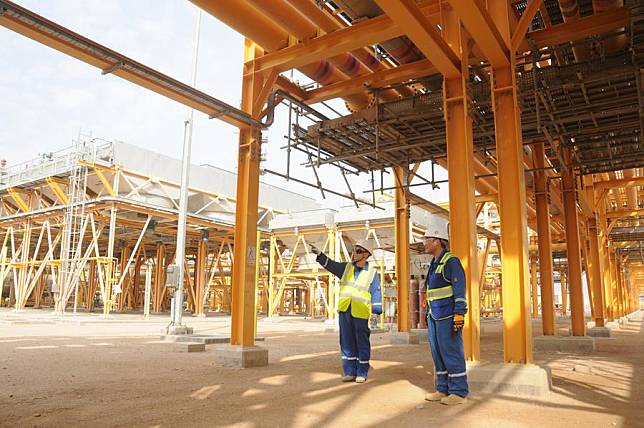 Sun Baojun (L) and his colleague inspect the Basra Natural Gas Liquids (BNGL) project, built by China Petroleum Engineering and Construction Corporation (CPECC), in Basra, Iraq on Dec. 27, 2024. (Xinhua/Duan Minfu)