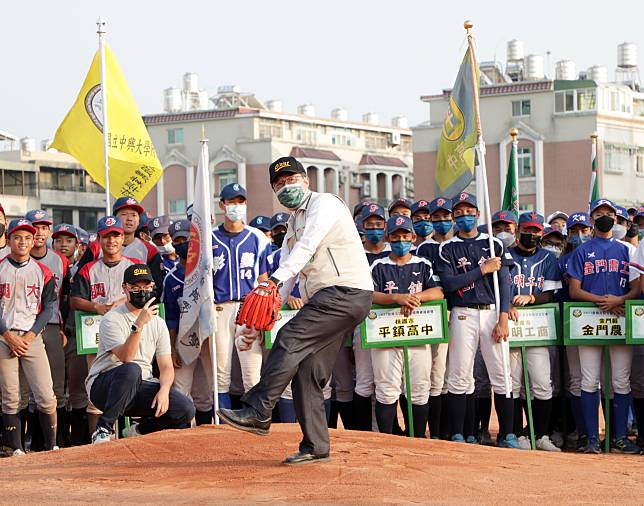 市長黃偉哲擔任二０二二年巨人盃全國青棒錦標賽開球嘉賓。（市府提供）
