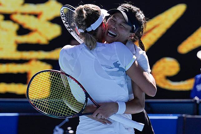 謝淑薇與Elise Mertens搭擋奪下澳網女雙冠軍。（達志影像）