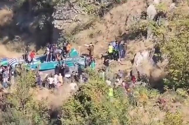 印度喀什米爾地區於15日發生一起重大車禍，巴士翻落山谷，造成至少36人死亡。（圖／翻攝自X）