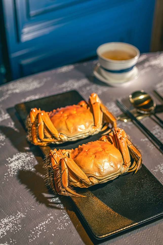 Steamed hairy crab menu at Man Wah