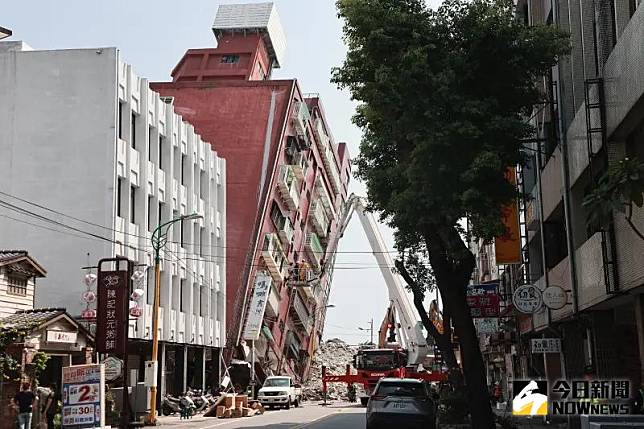 ▲花蓮大地震造成天王星大樓傾斜。（圖／NOWnews攝影中心）