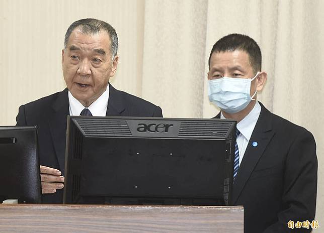 立法院外交及國防委員會，29日邀請國防部長邱國正(左)、空軍司令部參謀長黃志偉(右)列席備詢。(記者簡榮豐攝)