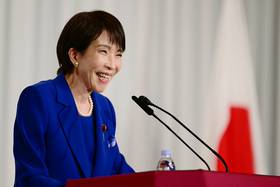 2025年10月4日，高市早苗在自民黨總裁選舉中勝出後舉行首場記者會。（美聯社）