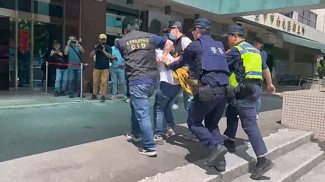 綽號「夢戈」的孟姓網紅在街頭打人、持鋸子傷人，被檢察官依殺人未遂罪聲押。民眾提供