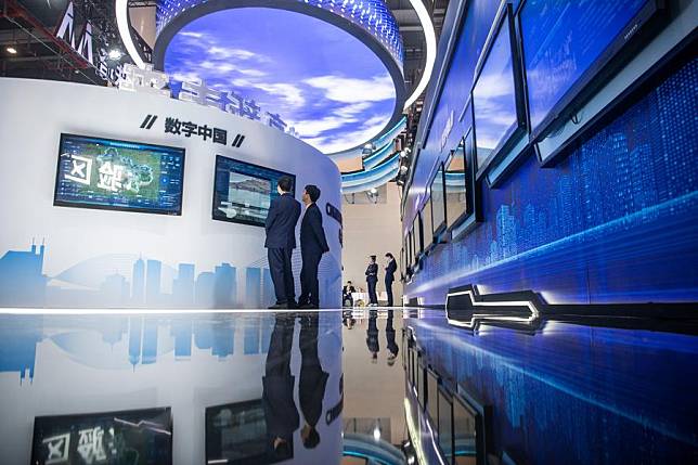 People visit an innovation achievements exhibition during the 2023 China 5G + Industrial Internet Conference in Wuhan, central China's Hubei Province, Nov. 20, 2023. (Xinhua/Wu Zhizun)