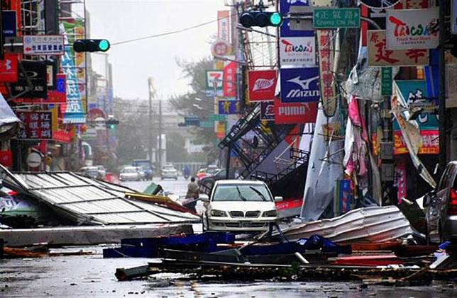 尼伯特颱風狂襲，台東市鬧區有如被炸彈轟炸過的廢墟。（莊哲權攝）