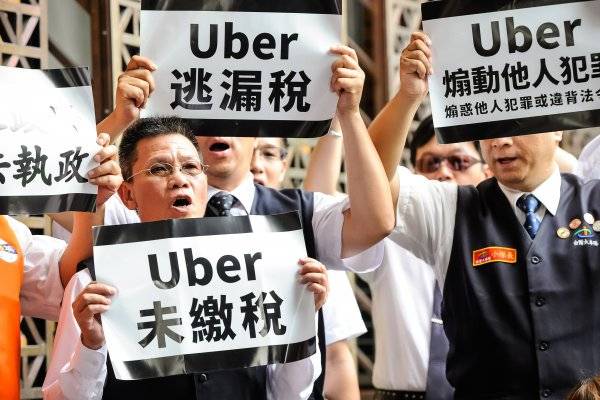 計程車工會率各車隊職業駕駛按鈴控告Uber總經理顧立楷逃漏稅-甘岱民攝