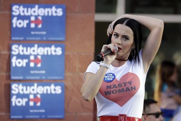美國流行音樂天后凱蒂佩芮（Katy Perry）22日到內華達大學拉斯維加斯分校（UNLV）為民主黨總統候選人希拉蕊（Hillary Clinton）拉票（AP）