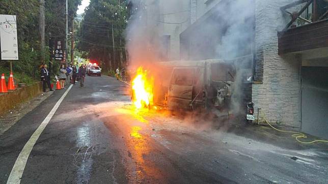 鹿谷鄉載採茶工人火燒車，1死4傷