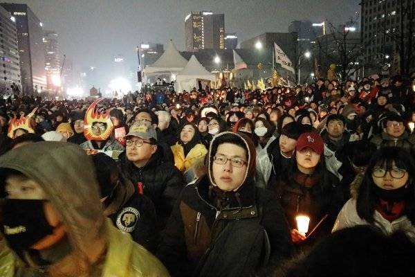 南韓民眾在首爾舉行第5輪燭光集會，要求總統朴槿惠就「親信門」醜聞負責並下台，現場人潮集結，可能破南韓人數紀錄。（溫芳瑜攝）