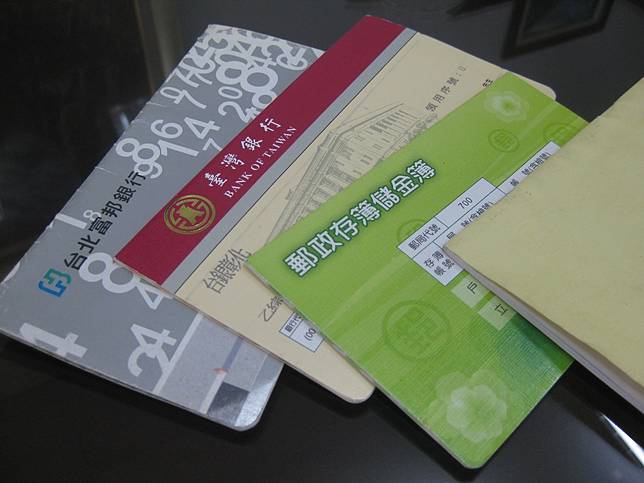 在詐騙集團眼裡，郵局存摺最值錢，其次是台銀。記者簡慧珍／攝影